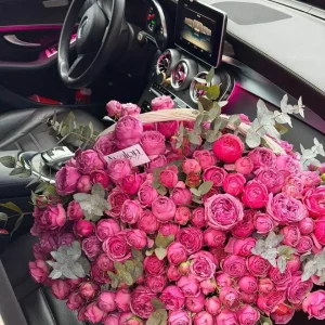 շատ մեծ վարդերի ծաղկեփունջ